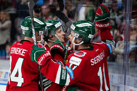 Frölundas Nicklas Lasu jublar med Theodor Lennström och