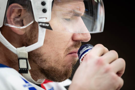 Malmö Redhawks Jesper Jensen Aabo luktar på ammoniak