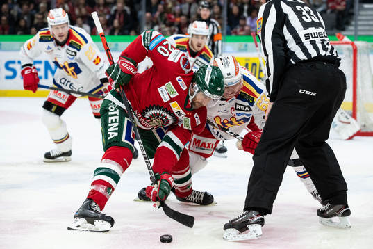 Frölundas Joel Lundqvist tekar mot Malmö Redhawks Fredrik
