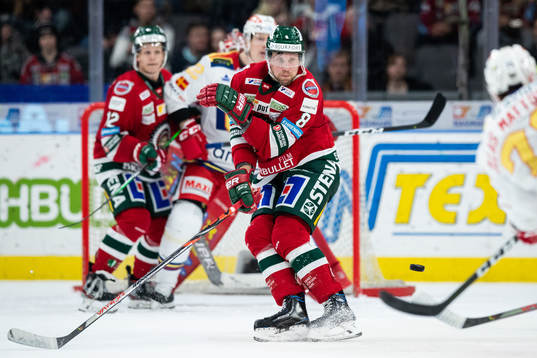 Frölundas Viktor Ekbom försöker täcka skott
