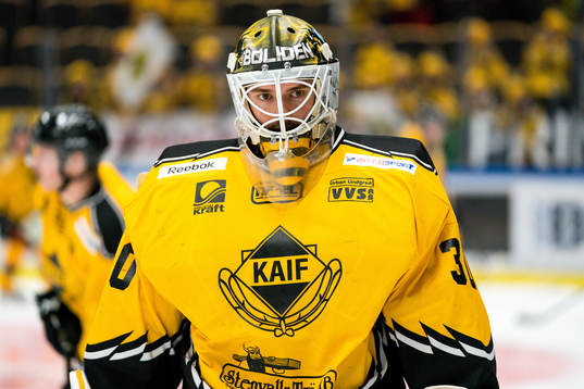 Skellefteås målvakt Gustaf Lindvall  värmer upp i