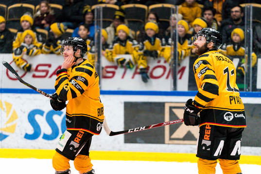 Skellefteås Niclas Burström och Tom Pyatt jublar