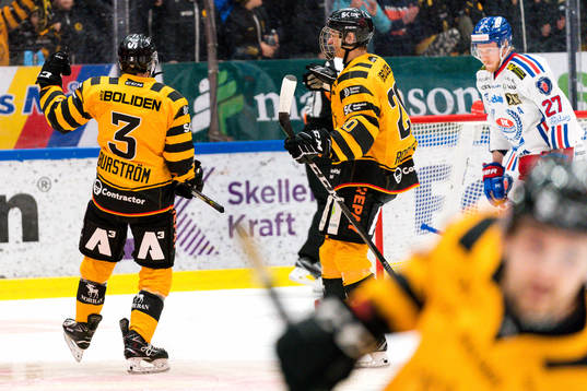 Skellefteås Niclas Burström och Simon Robertsson  jublar