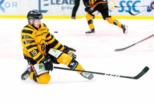 Skellefteås Tuomas Kiiskinen täcker puck