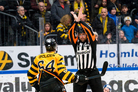 Domare Mikael Sjöqvist dömer straff emot Skellefteås