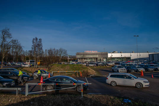 Bilar påväg in till parkeringen vid Catena Arena