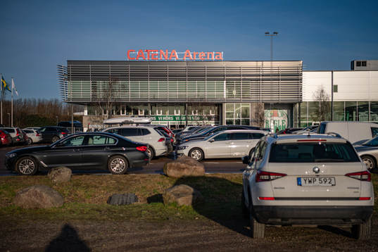 Bilar påväg in till parkeringen vid Catena Arena