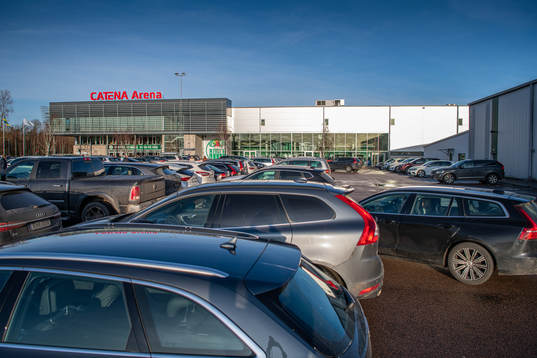 Bilar påväg in till parkeringen vid Catena Arena