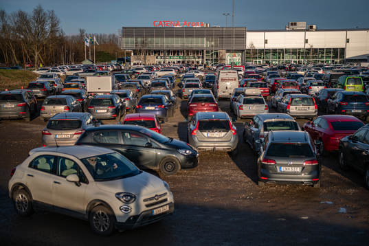 Bilar påväg in till parkeringen vid Catena Arena