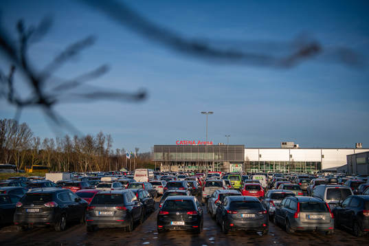 Bilar påväg in till parkeringen vid Catena Arena