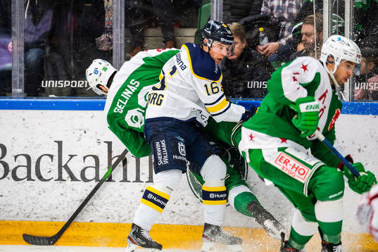s Alexander Bergström tacklar Rögles Eric Gelinas