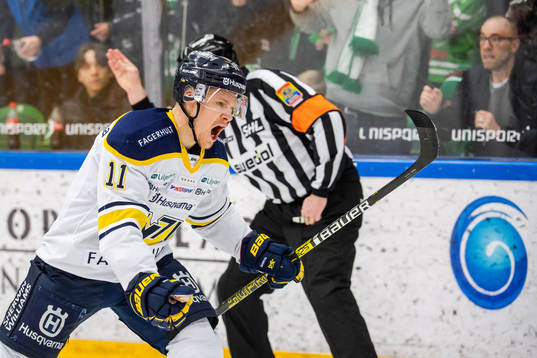 s Simon Önerud jublar
