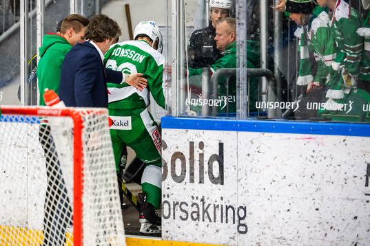 Rögles Samuel Jonsson får hjälp av isen