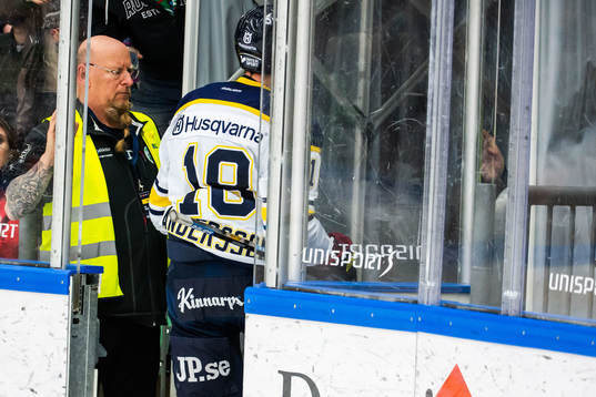s Joakim Andersson tilldelas ett matchstraff och lämnar