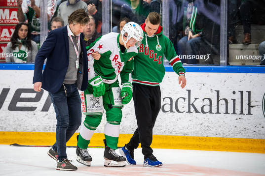 Rögles Samuel Jonsson får hjälp av isen