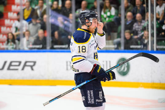 s Joakim Andersson lämnar isen