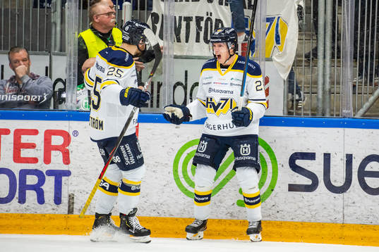 s Johannes Kinnvall jublar med Axel Holmström