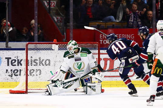 Färjestads målvakt Arvid Holm har precis släppt in mål
