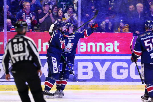 Linköpings Adam Helewka och Jarno Kärki jublar
