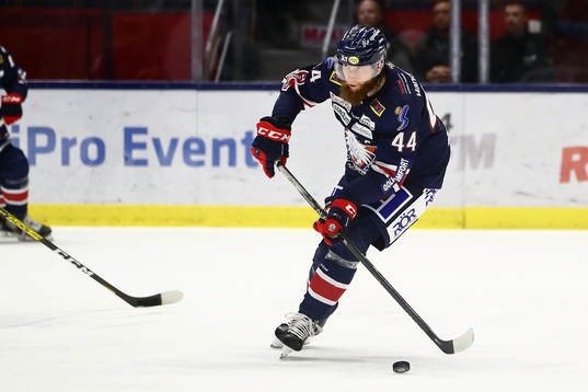 Linköpings Jonas Junland med pucken