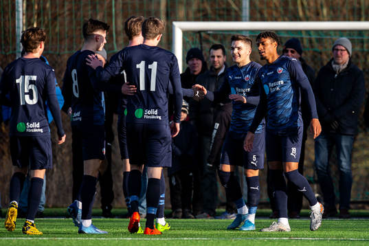 Helsingborgs Brandur Hendriksson jublar med lagkamrater