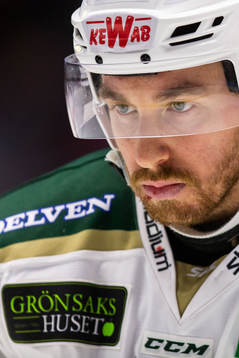 Färjestads Jonathon Blum blöder från läppen
