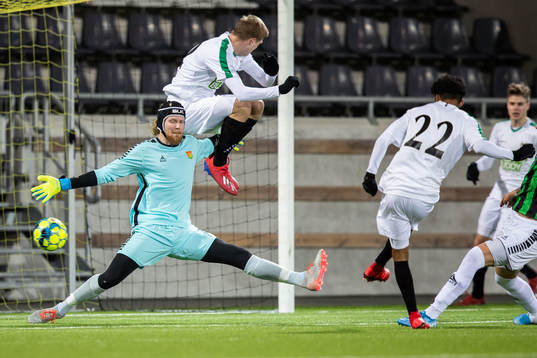Varbergs Keanin Ayer Boya gör 0-2 bakom GAIS målvakt