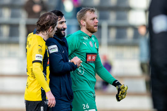 Norrbys tränare Mohammed Ali Khan i samtal med Häckens