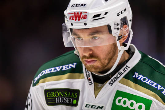 Färjestads Jonathon Blum blöder från läppen