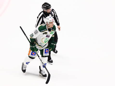 Färjestads Gustav Rydahl leds till utvisningsbåset av
