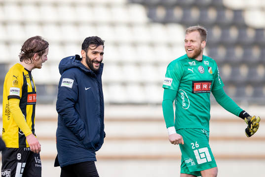 Norrbys tränare Mohammed Ali Khan i samtal med Häckens