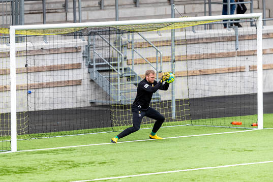 Häckens målvakt Peter Abrahamsson värmer upp
