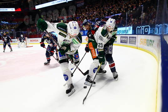 Kamp om pucken mellan Färjestads Albin Eriksson och