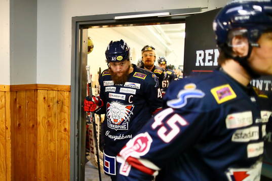 Linköpings Jonas Junland på väg in till uppvärmningen
