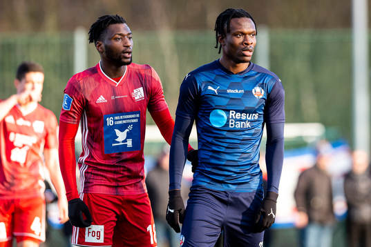Lyngbys Kevin Tshiembe och Helsingborgs Noel Mbo