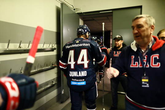 Linköpings Jonas Junland på väg in till uppvärmningen