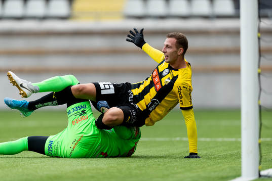 Häckens Gustaf Nilsson mot Norrbys målvakt Mergim Krasniqi