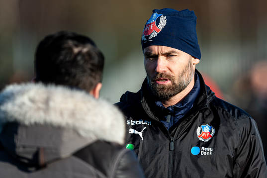 Helsingborgs tränare Olof Mellberg i samtal med