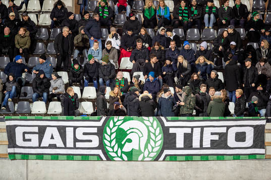 Publiken på Bravida Arena innan träningsmatchen i fotboll