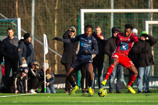 Helsingborgs Noel Mbo och Lyngbys Kevin Tshiembe