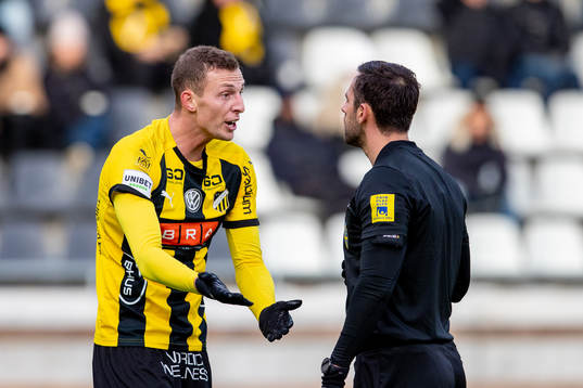 Häckens Gustaf Nilsson i samtal med domare Granit Maqedonci