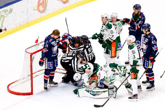 Linköpings Adam Helewka och Färjestads Gustav Rydahl i