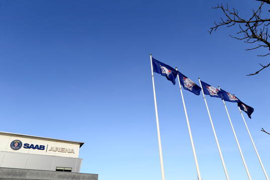Saab Arenas logga och flaggor med LHC-emblem innan