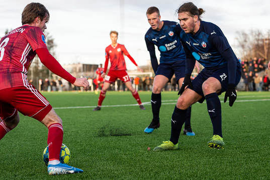 Helsingborgs Emil Hellman och Charlie Weberg försvarar mot