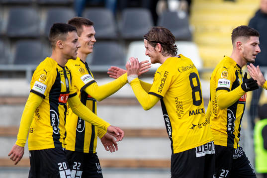 Häckens Tobias Carlsson jublar