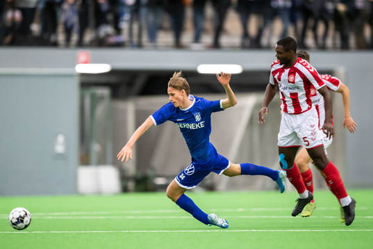 IFK Göteborgs Oscar Vilhelmsson och Ålborgs Jores Okore