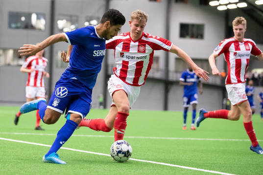 IFK Göteborgs Hosam Aiesh och Ålborgs Lukas Klitten