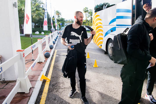 Malmö FFs Jo Inge Berget ankommer till spelarhotellet