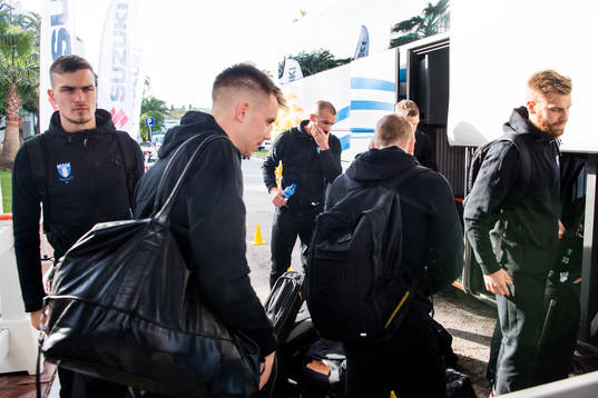 Malmö FFs spelare ankommer till spelarhotellet