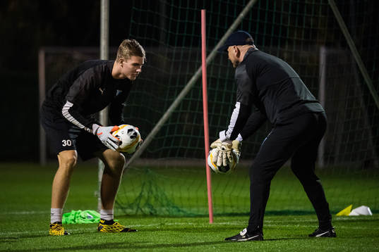 Malmö FFs målvakt Mathias Nilsson och målvaktstränaren